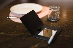 K0008AB | Bill Holder in Genuine Full Grain Leather, dollar grain. Internal mini slots and pen loop. Black colour. Dimensions: 12 x 16 x 1 cm. Packaging: Tnt bag