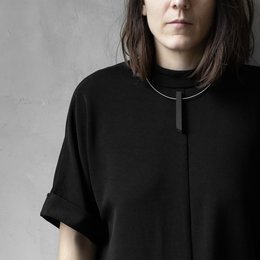 SÄULEN-HALSKETTE – SCHWARZ – Zeitgenössischer minimalistischer Schmuck, handgefertigt aus Jesmonit