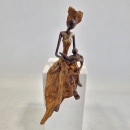 Bronze-Skulptur "woman who reads" by Hamed Nikiema | 28 cm