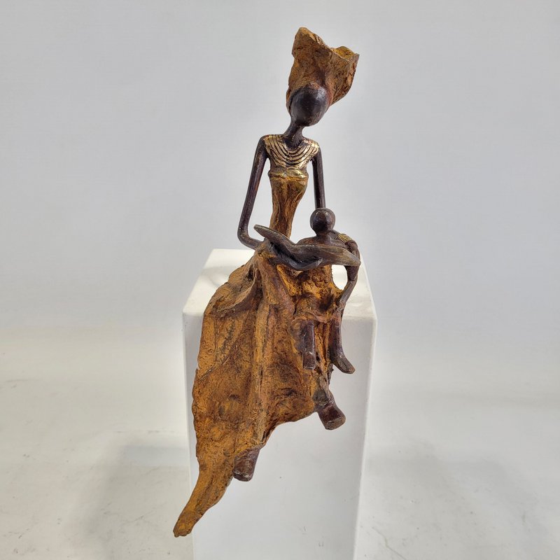 Bronze-Skulptur "woman who reads" by Hamed Nikiema | 28 cm