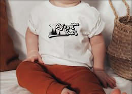 Kids t-shirt with graphic print of cartoon characters. Available in sizes from 0-3 months to 12-13 years. Short-sleeved, comfortable cotton material.