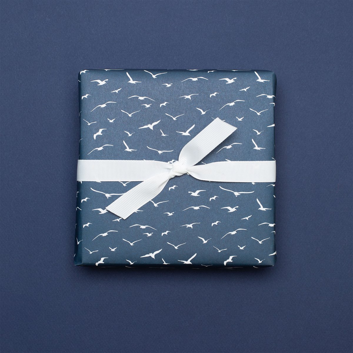 Bird wikkel papier blauw - maritiem inpakpapier met meeuwen, als een geschenkverpakking voor doop, communie of bevestiging