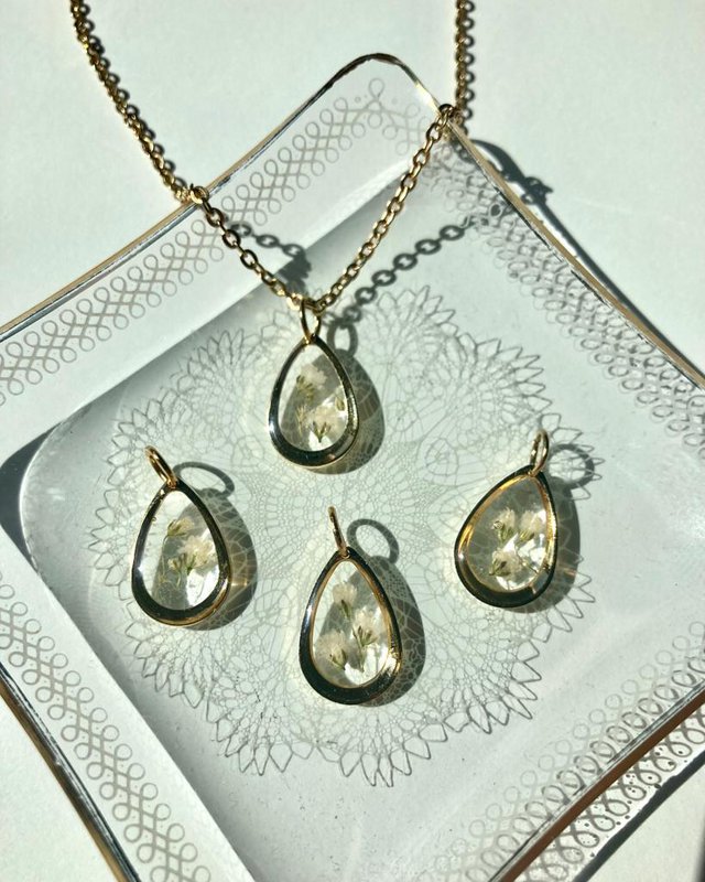 Resin/Stainless Steel Pendant gold/silver with Gypsophila (without necklace)