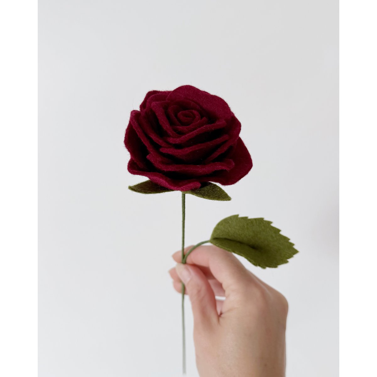 Følte blomster rose mørkerød