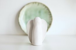 Engel fuld af lykke lavet af keramik