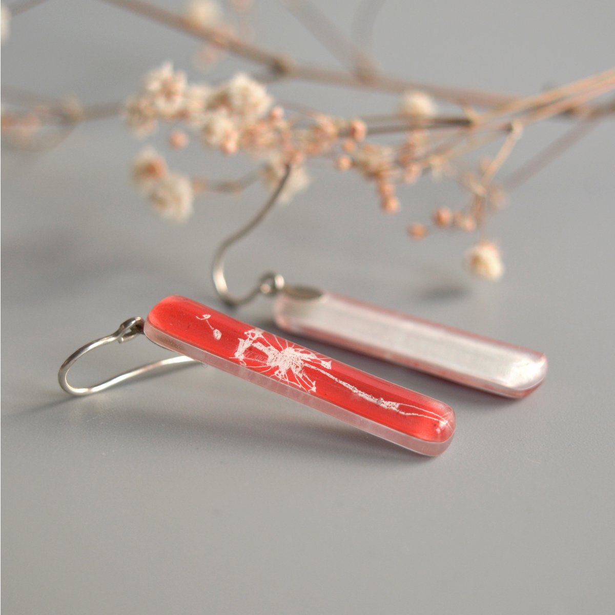 Paardebloemoorbellen in diep rood en wit, lange bungelstaaf, glas en sterling zilver
