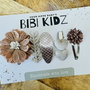 Set mit 15 Blumen-Haarspangen