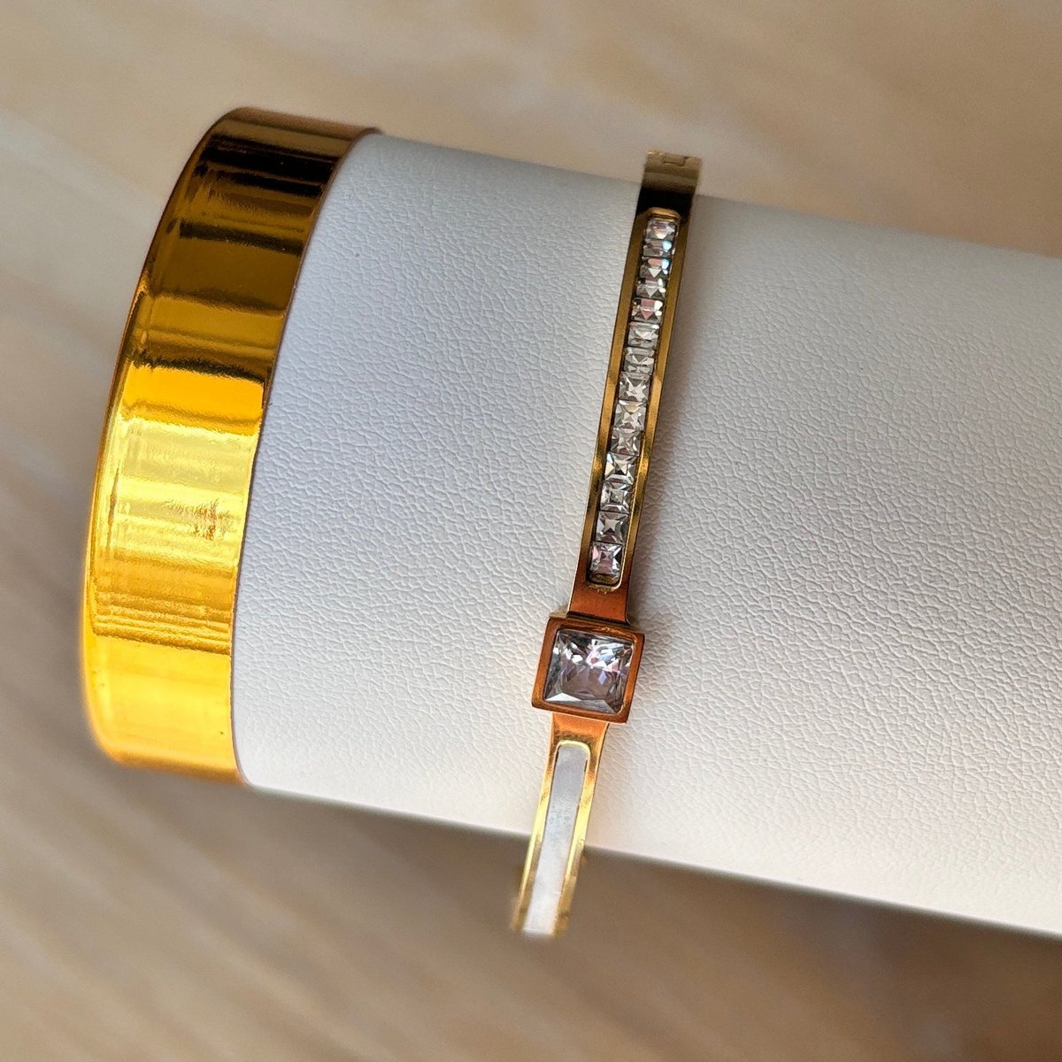 SQUARE – Starres Armband aus Stahl, Gold und Zirkon