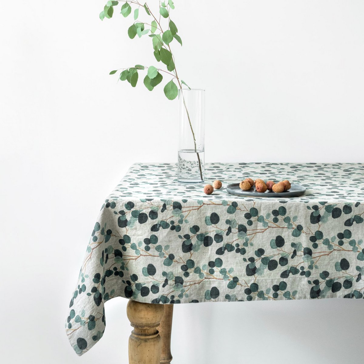 Eucalyptus op natuurlijk linnen tafelkleed