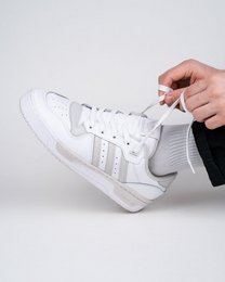 White shoelaces, available in 100 cm, 120 cm, and 150 cm lengths. Durable and versatile for casual or athletic wear.