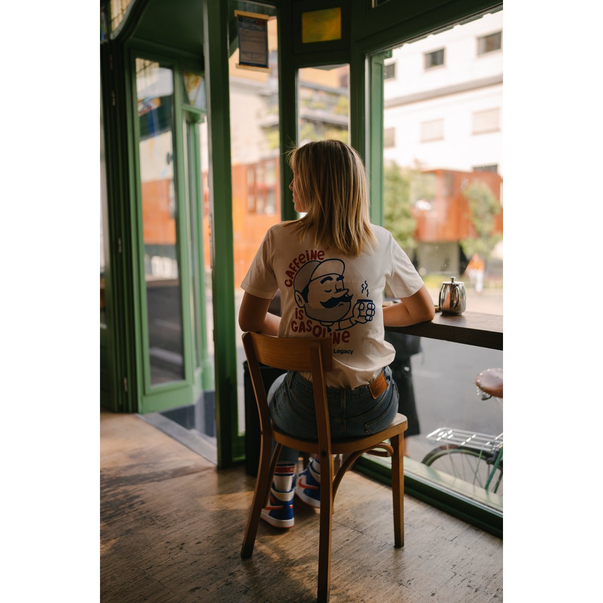 La caféine est un T-shirt cycliste unisexe à essence