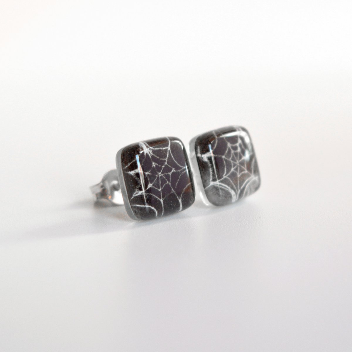 Unieke oorbellen met spinnenwebknopen, zwarte kleur, gerecycled glas en sterling zilver