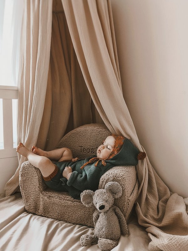 Bamsestolesæde med broderet navn i beige