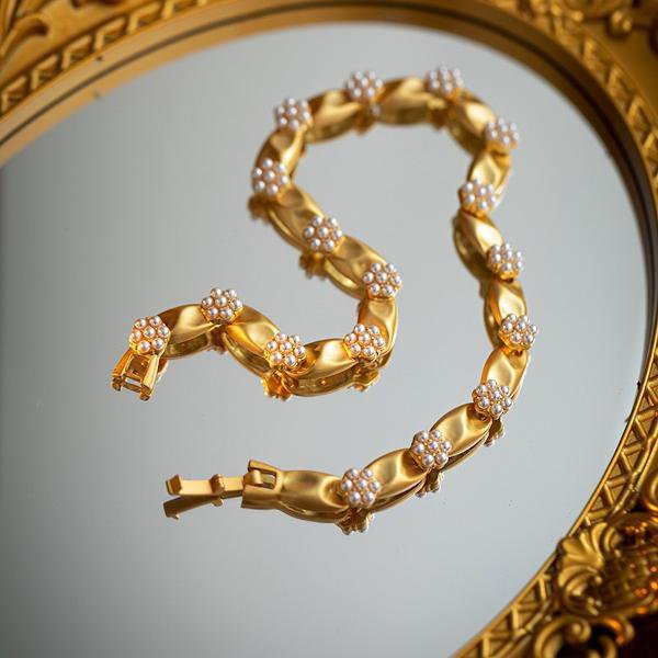 Collier ras du cou en perles et rubans d'inspiration Trifari