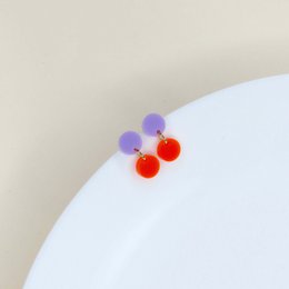 Gestippelde acryloorbellen in lila neonoranje