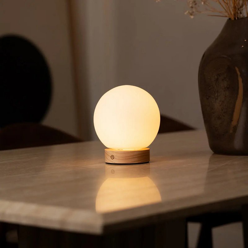 Flore lysebrun genopladelig trælampe