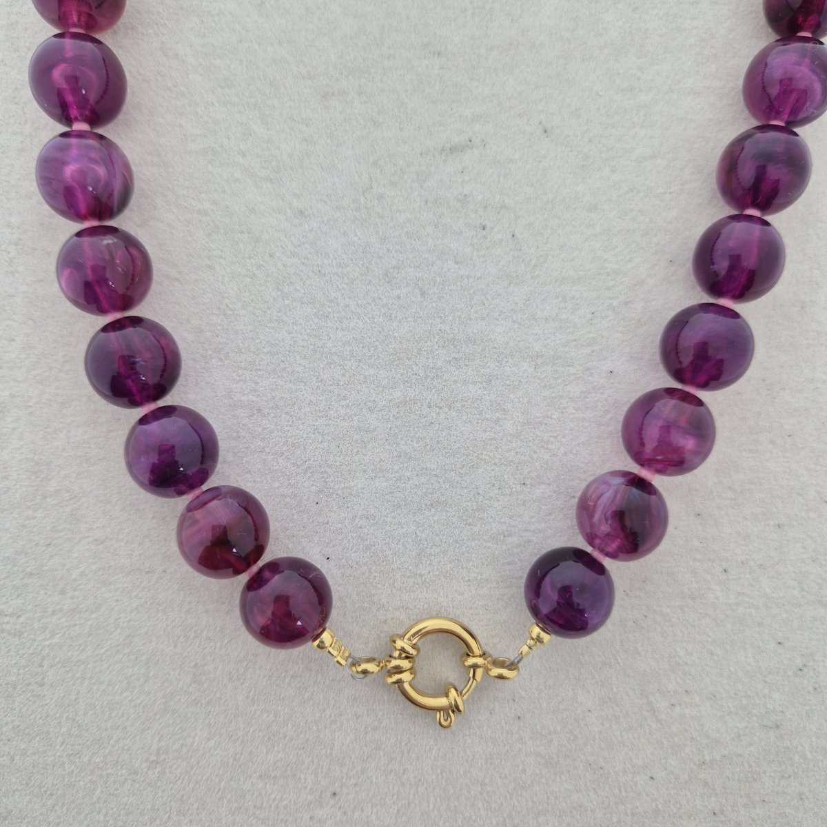 Collier avec grosses perles et fermoir bouée - Violet