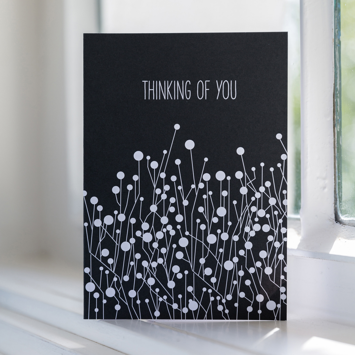 Prosta kartka żałobna „Thinking of You” w kolorze czarnym - stylowa kartka kondolencyjna wykonana w 100% z makulatury