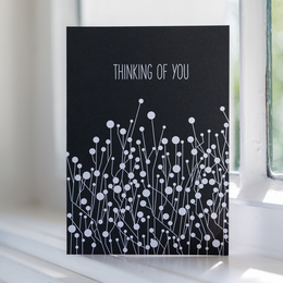 Schlichte Trauerkarte "Thinking of You" in schwarz - stilvolle Kondolenzkarte aus 100% Recyclingpapier