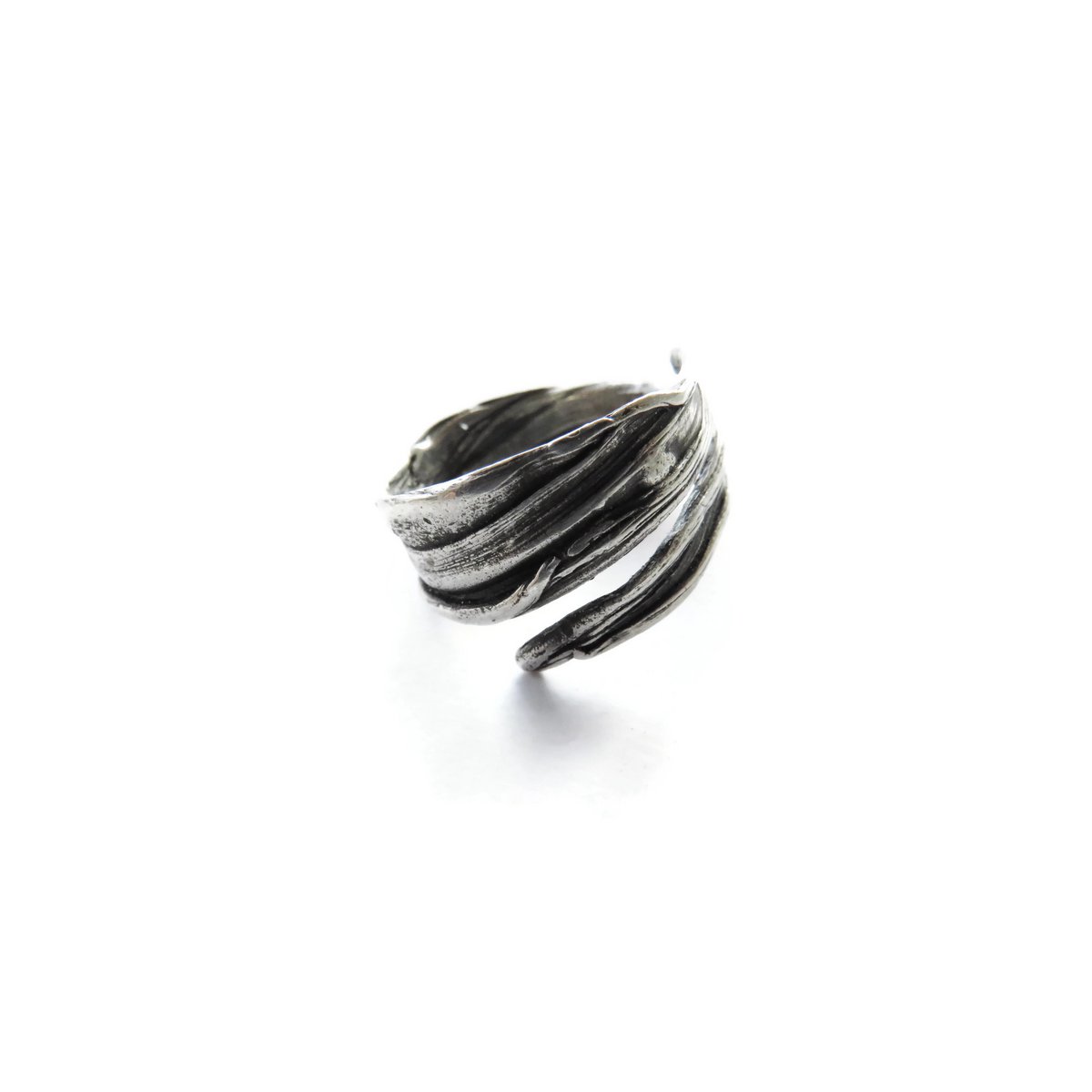 Verstelbare ring van geoxideerd zilver – organisch sculpturaal