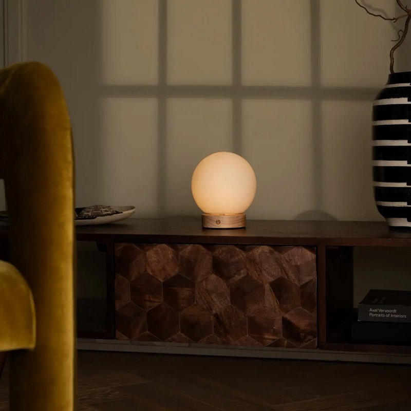 Flore lysebrun genopladelig trælampe