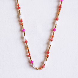 Perlehalskæde med perler og facetter - koral/orange/pink