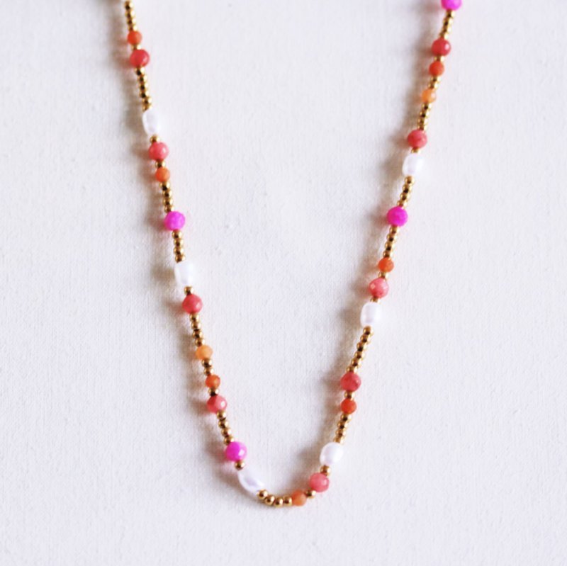 Perlehalskæde med perler og facetter - koral/orange/pink