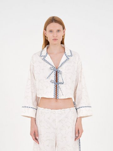 Kosmopolitisch wit cropped overhemd met strikprint
