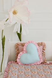 Cuscino Cuore double face con volant “giardino rosa”