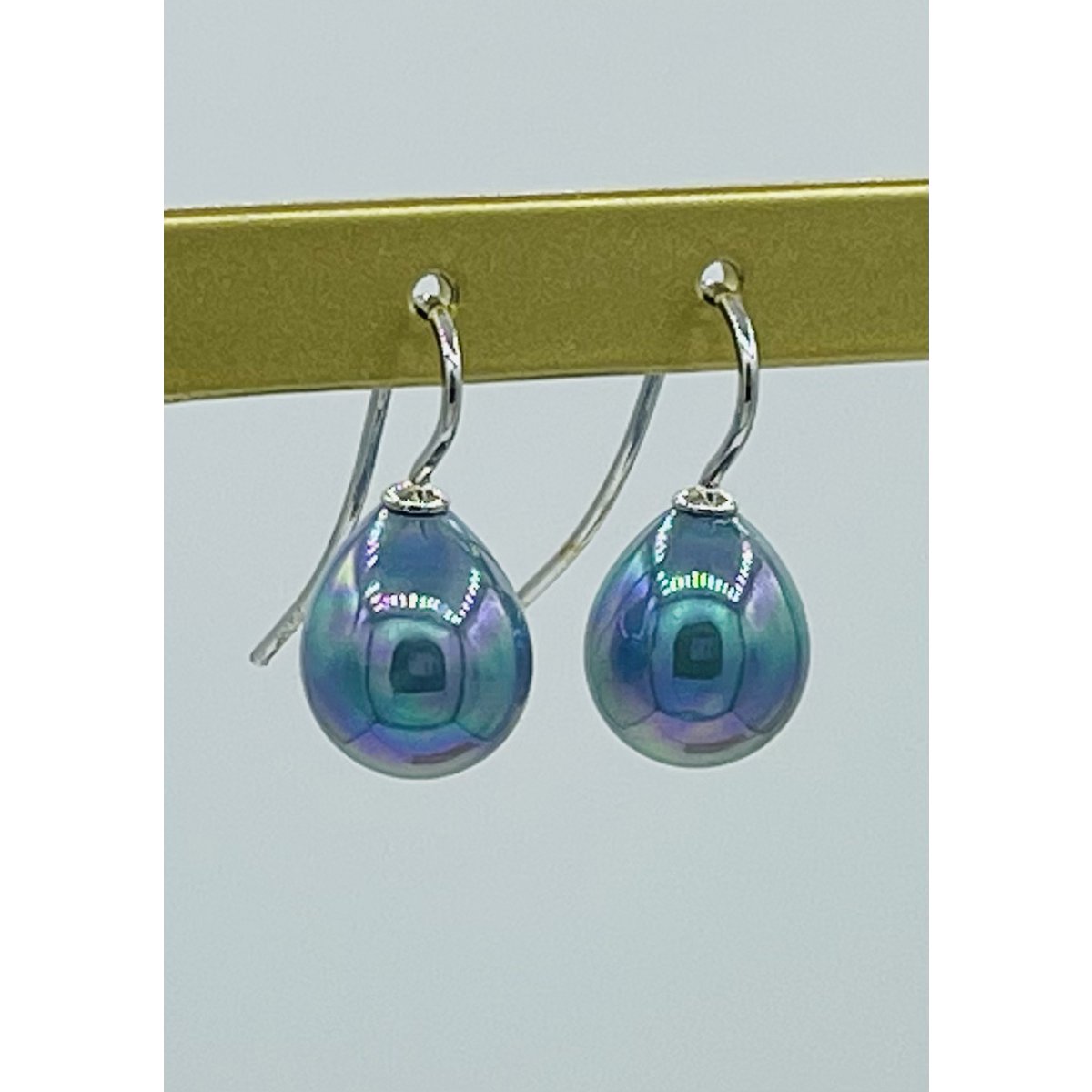 Parel oorbellen klassiek small in de kleur petrol blue