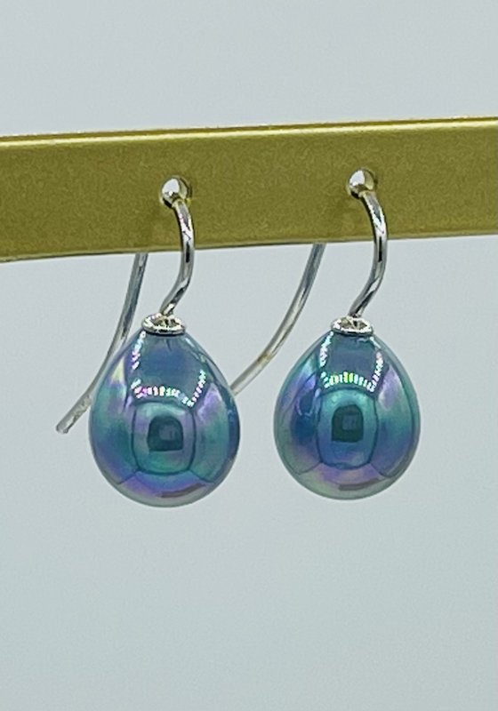 Parel oorbellen klassiek small in de kleur petrol blue