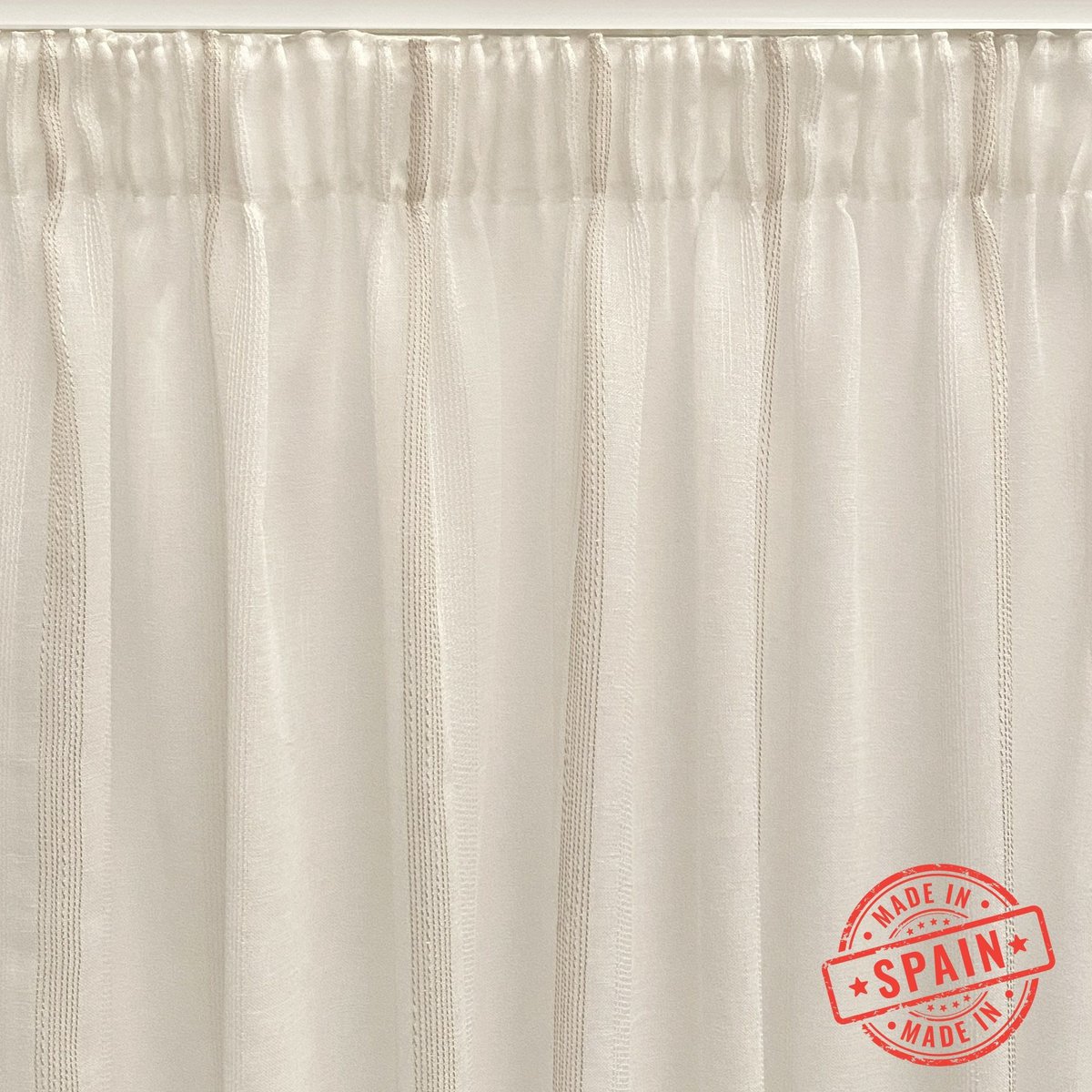 Cortina translúcida de color beige confeccionada en cinta multifunción (cinta fruncidora o pasabarras). Visillo Jacquard de raggi verticali fabbricato con materiali riciclati e di qualità. Colori naturali e caldi. Cortinas para salón, dormitorio