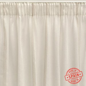 Die durchsichtige, beigefarbene Cortina ist an der Multifunktionsleiste befestigt (Cinta Fruncidora o Pasabarras). Visillo Jacquard aus vertikalen Rayas, hergestellt aus recycelten und hochwertigen Materialien. Natürliche Farben und Farben. Cortinas