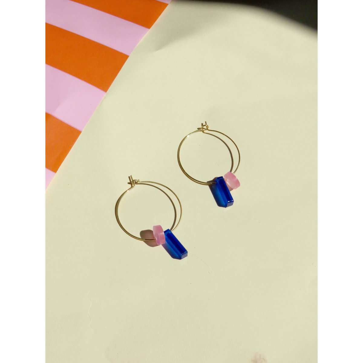 Dots with stick hoops made of gold -plated stainless steel in royal blue & ice pink