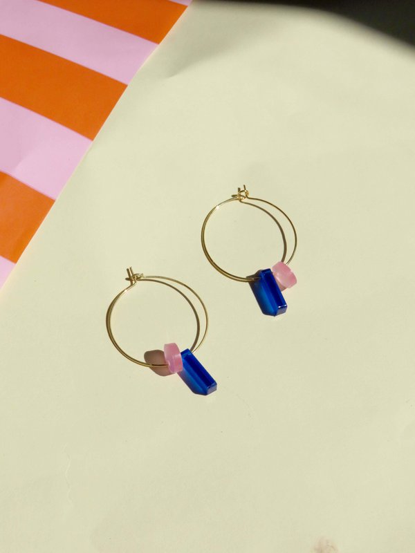 Dots with stick hoops made of gold -plated stainless steel in royal blue & ice pink
