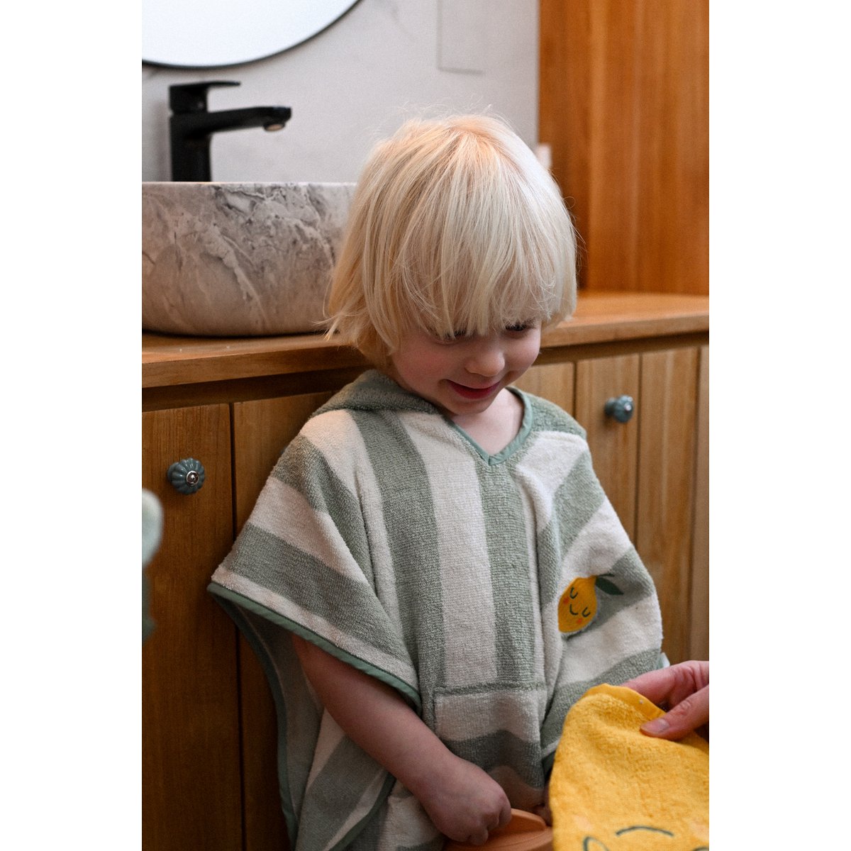 Badstof katoenen kinderponcho met capuchon Lola Lemon
