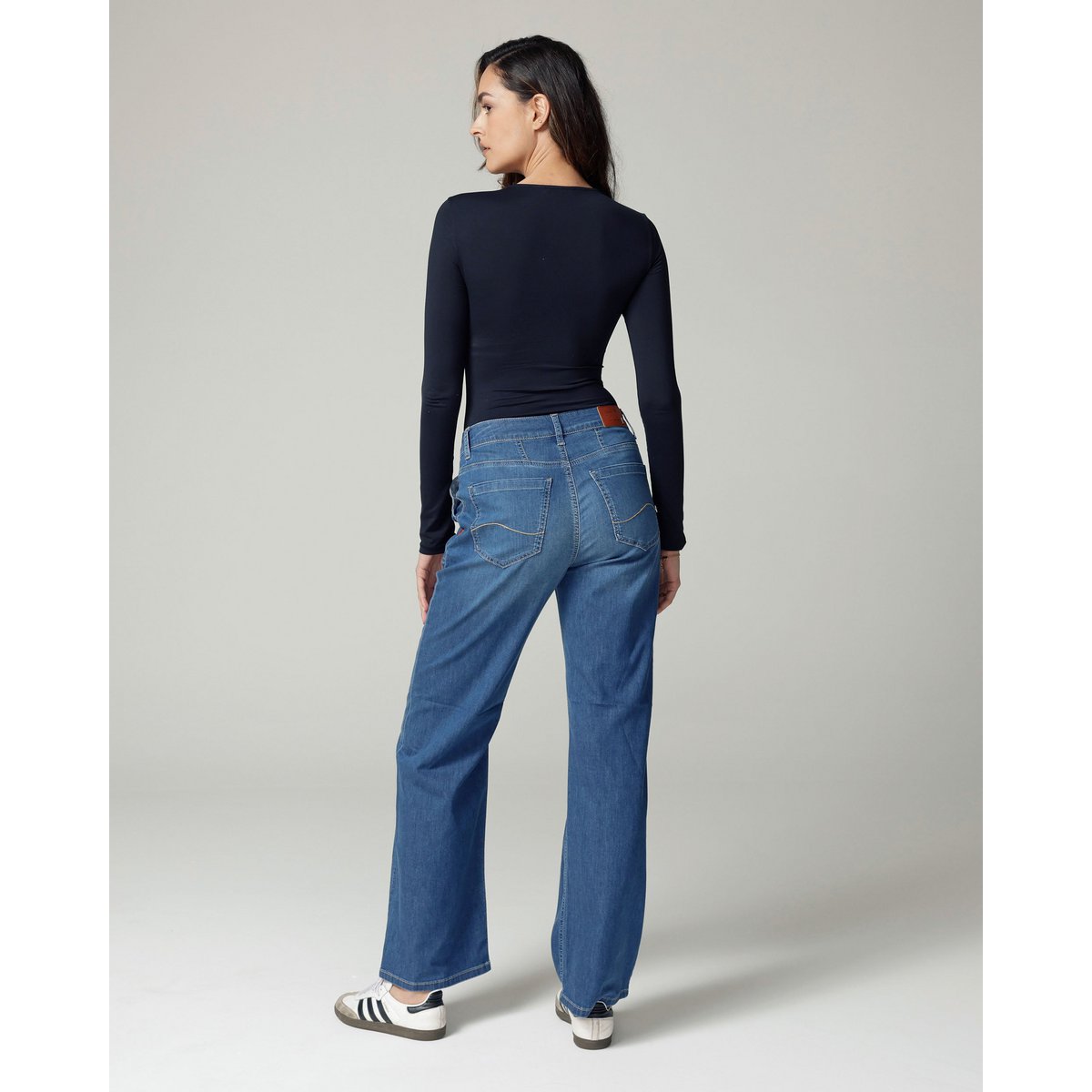 Mellemblå højtaljede jeans med brede ben | Kirsebæret