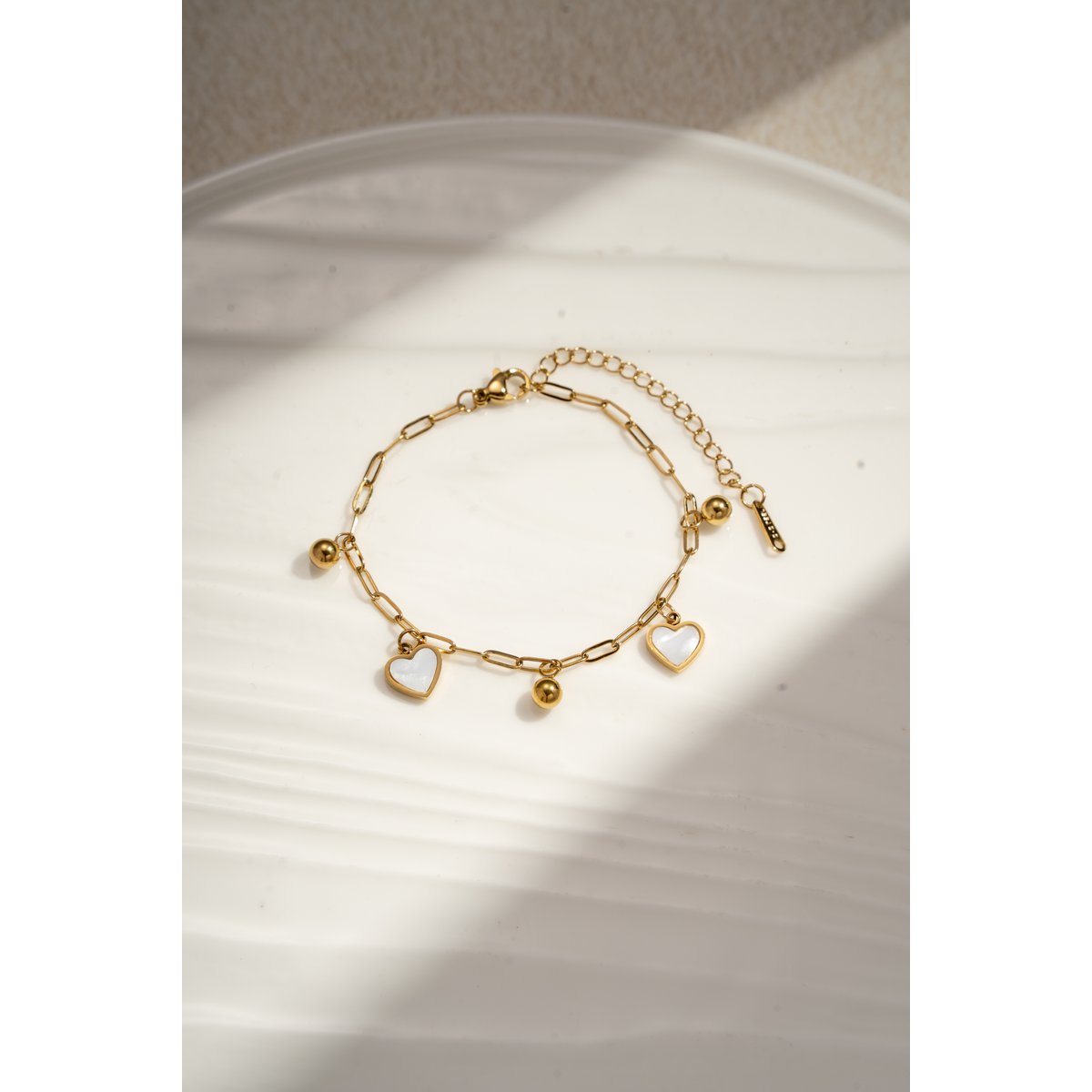 Bracelet à breloques cœur nacrés en acier