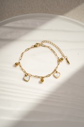 Bracelet à breloques cœur nacrés en acier