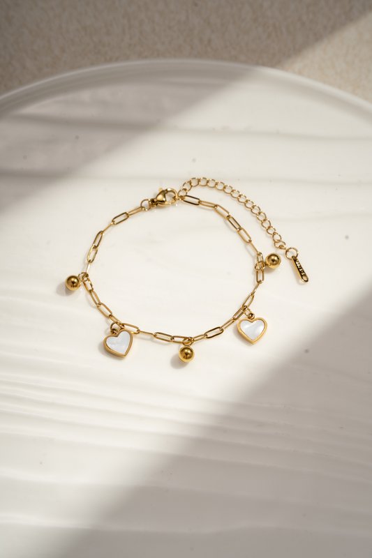 Bracelet à breloques cœur nacrés en acier