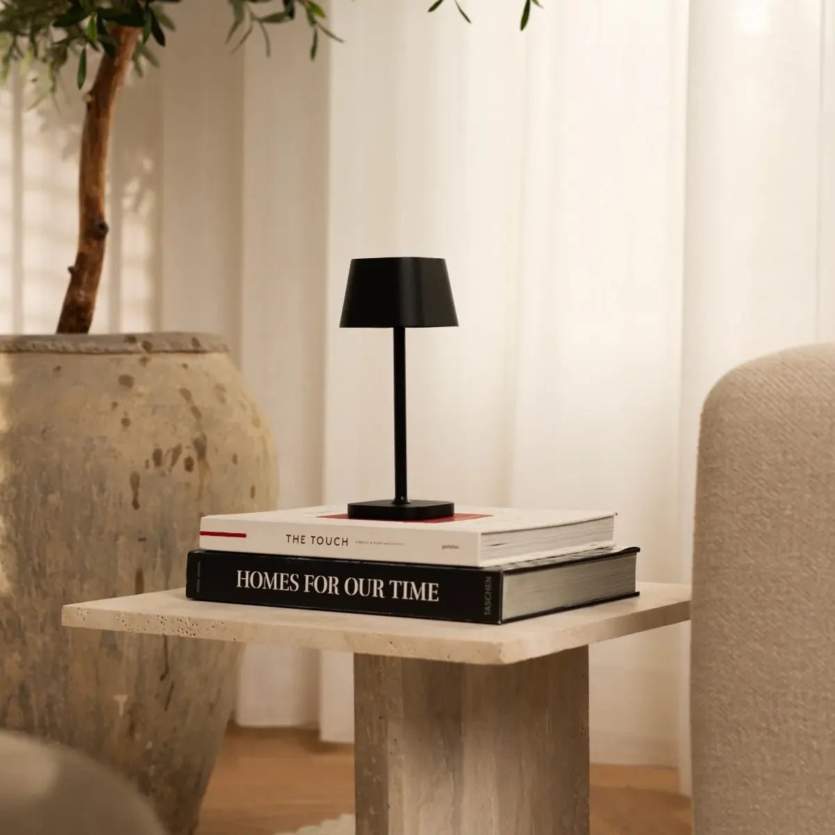 Lampe de table rechargeable noire Ava