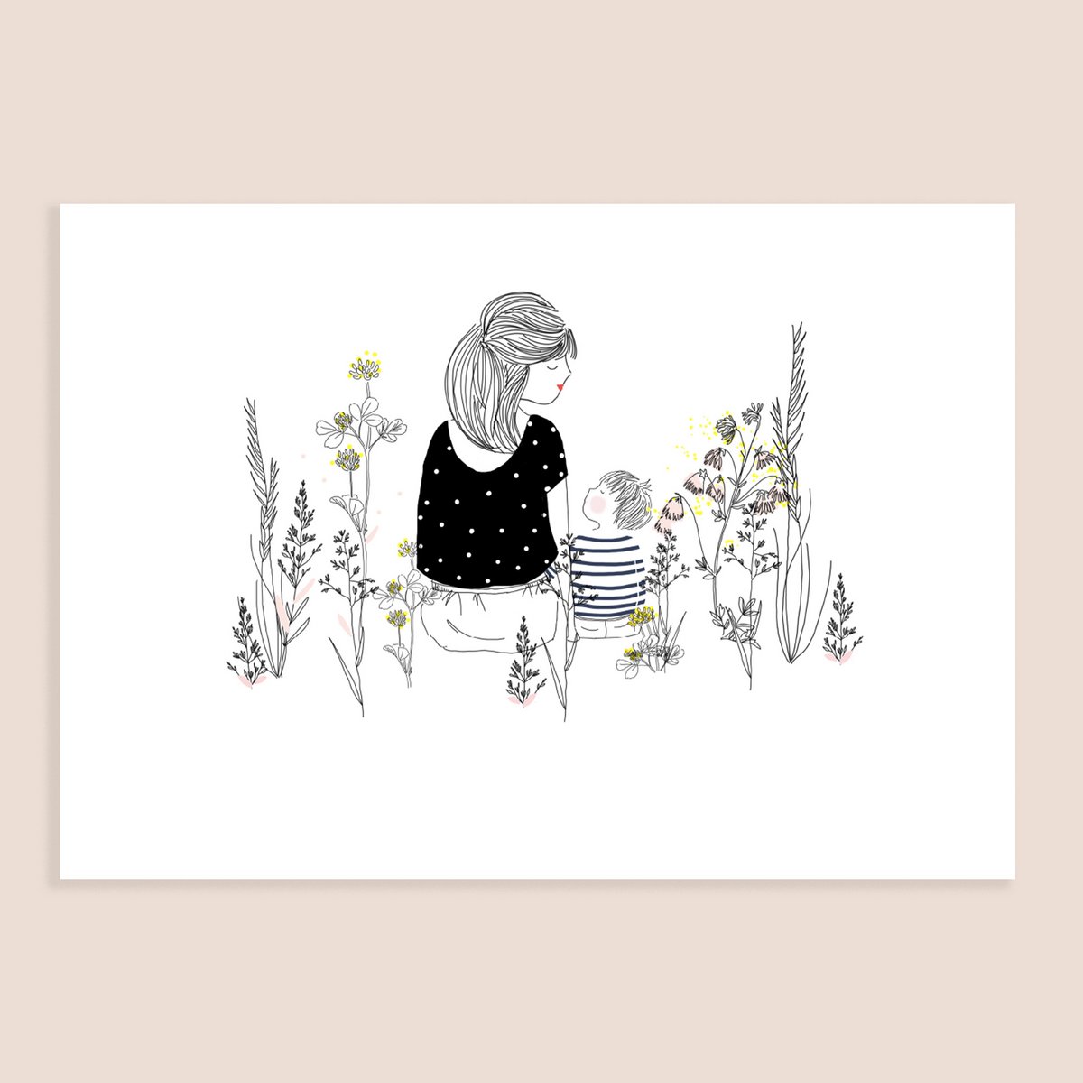 Estampado Vegetal Break - Vista trasera Mujer Sentada mirando a su Hija Top Rosa o Hijo Top Rayado Azul y Plantas