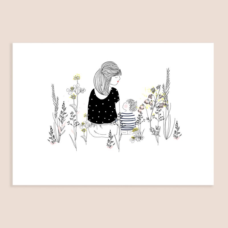 Estampado Vegetal Break - Vista trasera Mujer Sentada mirando a su Hija Top Rosa o Hijo Top Rayado Azul y Plantas