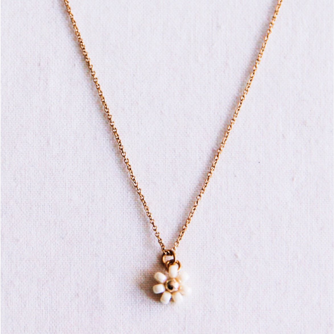 Fijne ketting met madeliefje bloem - crème