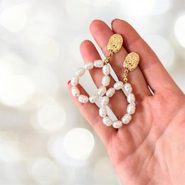 MINDY – Drop Earrings with Gold River Pearls