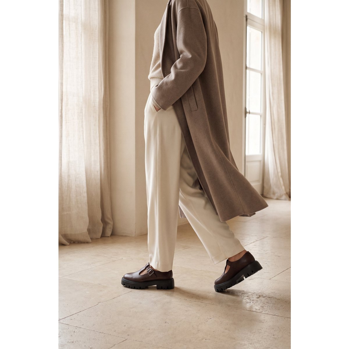 SALOME CHOCOLATE – Extraleichte Lederschuhe mit T-Steg
