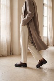 SALOME CHOCOLATE – Extraleichte Lederschuhe mit T-Steg