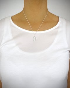 Korte hangende ketting met witte kristallen pavé druppel
