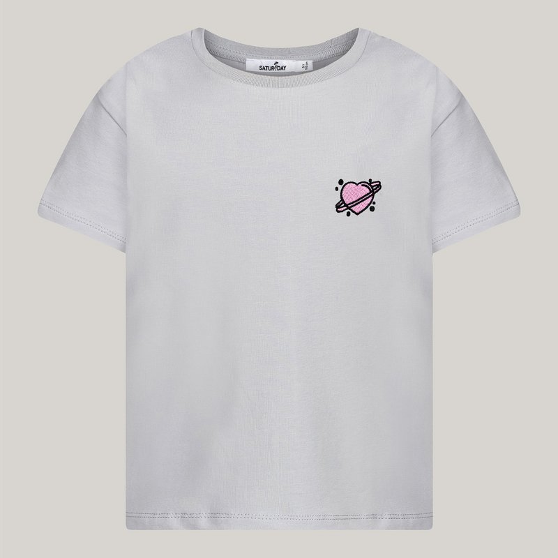 Camiseta hecha de algodón con bordados cardíacos