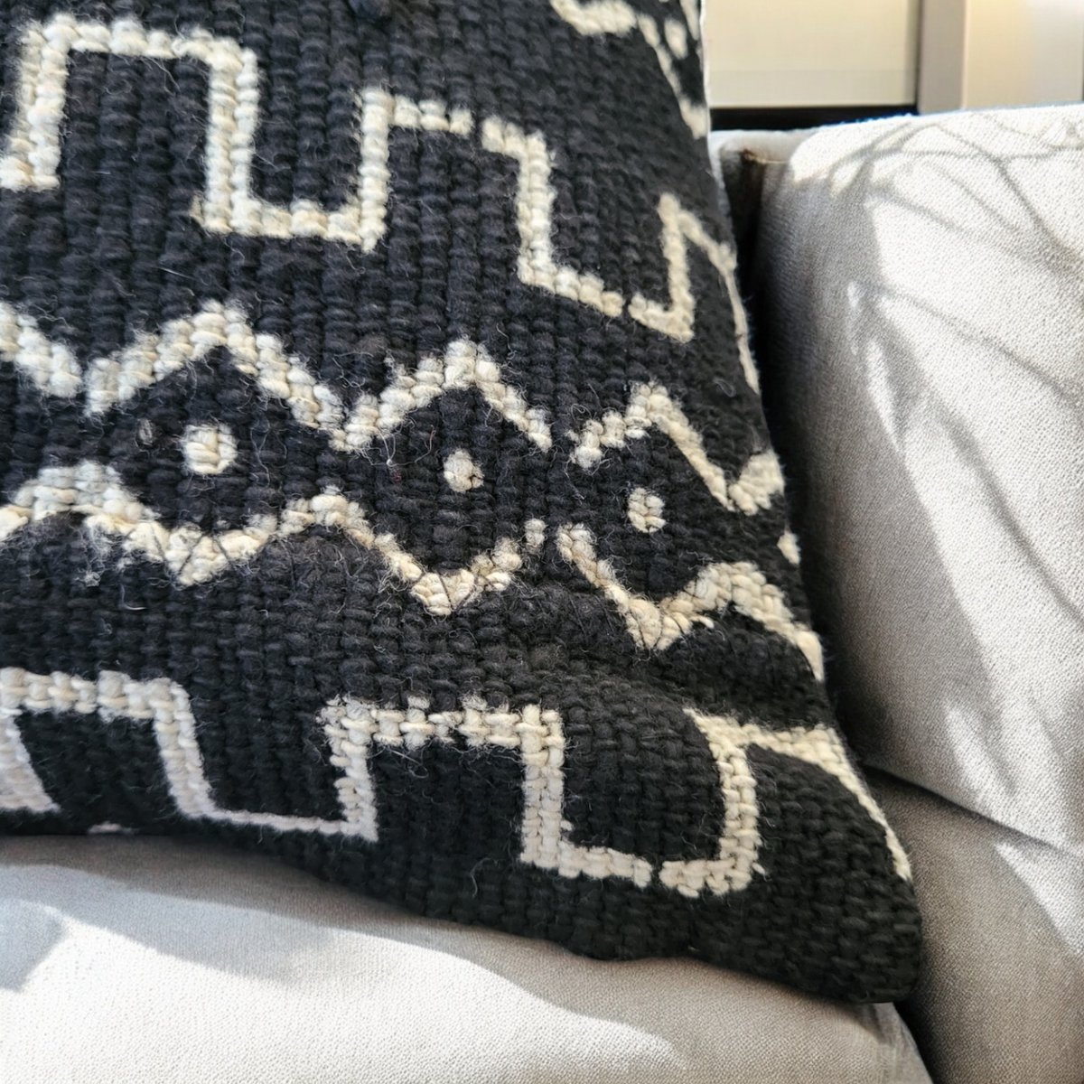 Funda de cojín de tela de barro maliense negra de 30x50 con diseño primitivo de sello de mano africano